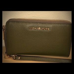 Michael Kors Jet Set Travel Wallet/ Phone Case NWT